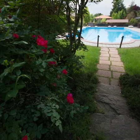 Monate Sleeps 3 Pool * Travedona