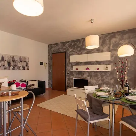 Monate Sleeps 3 Pool Apartment Travedona