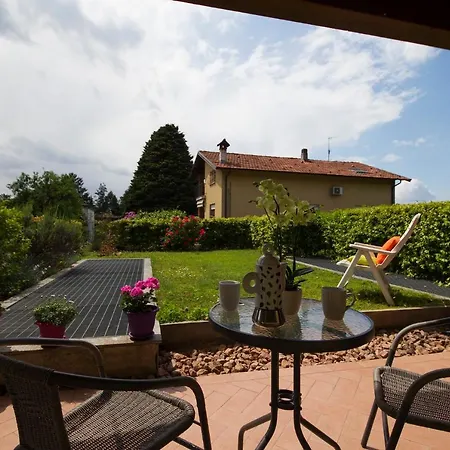 Monate Sleeps 3 Pool Travedona