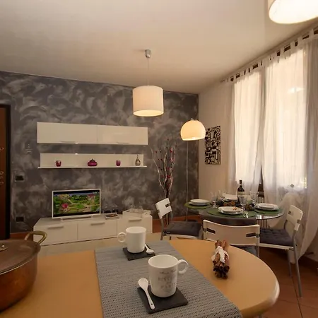 Monate Sleeps 3 Pool Apartment Travedona